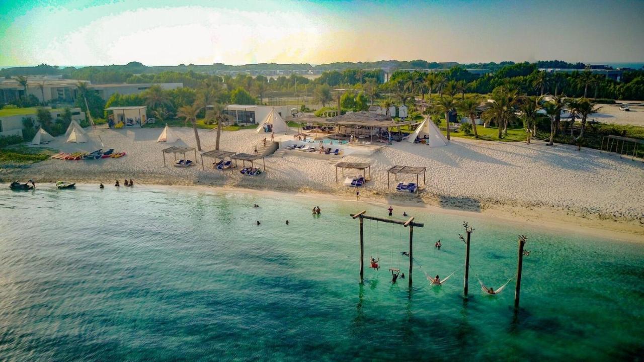 Hotel Nurai Island, Saadiyat Abu Dabi Exterior foto Aerial view of the beach at the resort